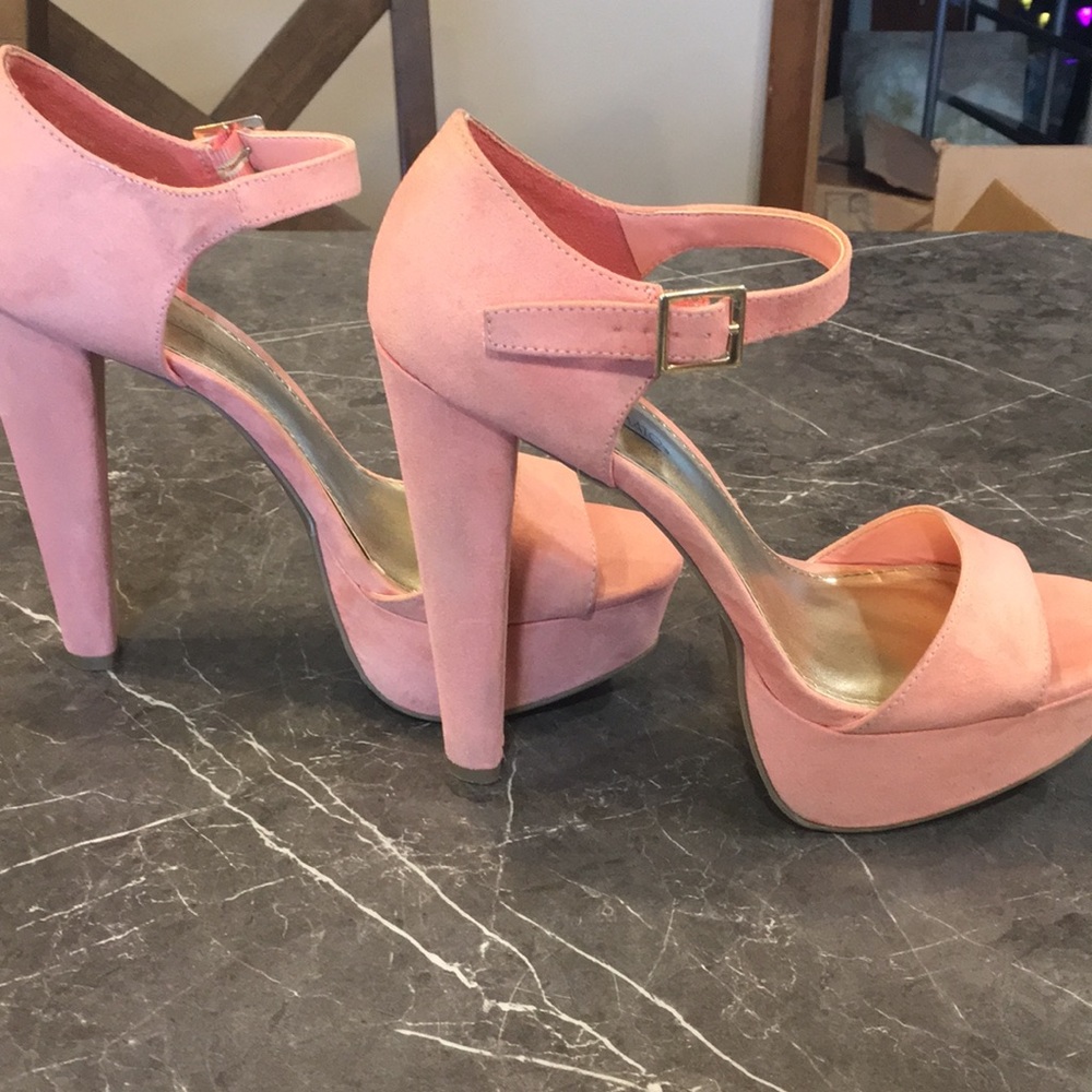 Hot tomato size 10 peach heels